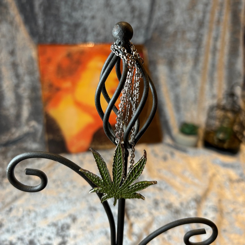 🍓VTG MARY JANE WEED NECKLACE